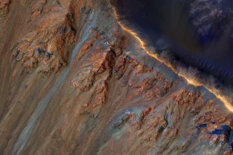 Линии на Марсе может создавать соленая вода, вызывающая оползни