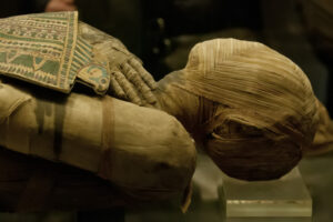 Разгадана тайна глиняного панциря мумии, которую положили в чужой саркофаг 