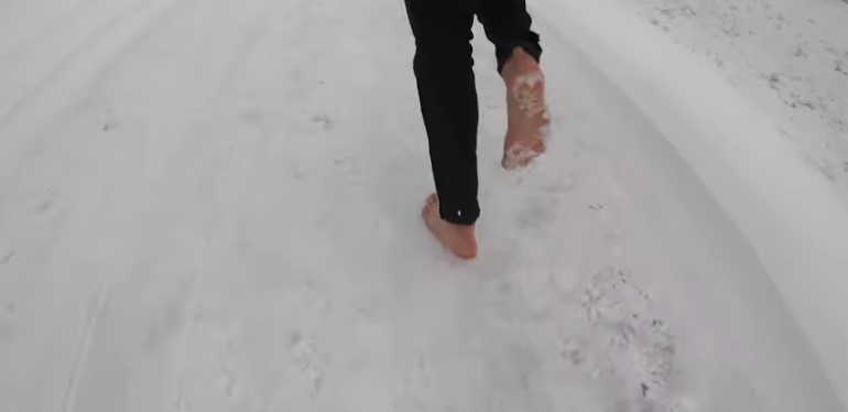 Норвежец поставил рекорд бега босиком по снегу