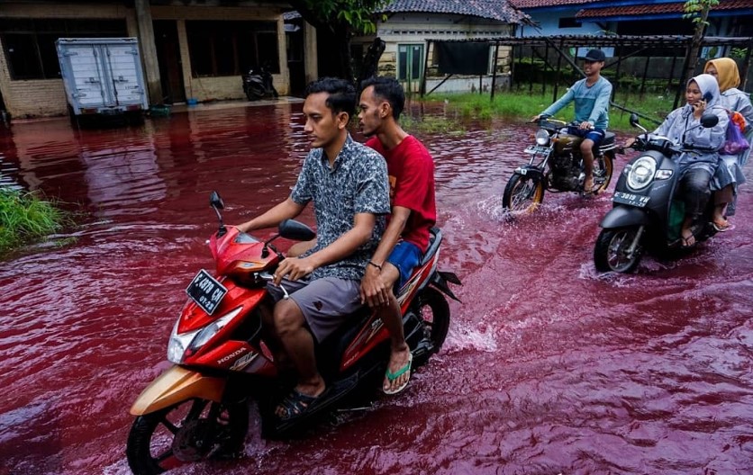 Село в Индонезии затопило «кровавой» рекой.Вокруг Света. Украина