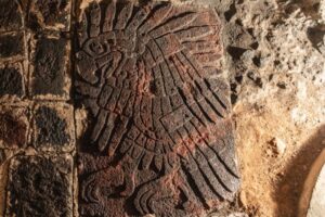 В Мексике нашли скрытый барельеф для жертвоприношений
