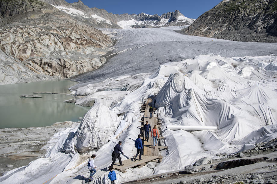 Зачем в Альпах ледники накрывают геотекстилем?