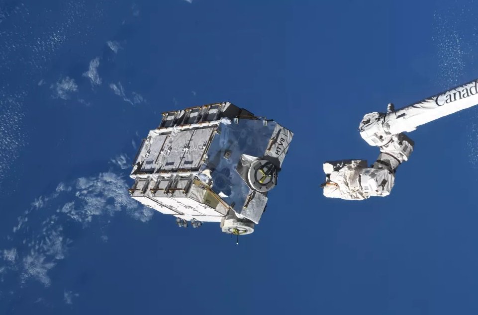 В космос с МКС сбросили мусор рекордного размера.Вокруг Света. Украина