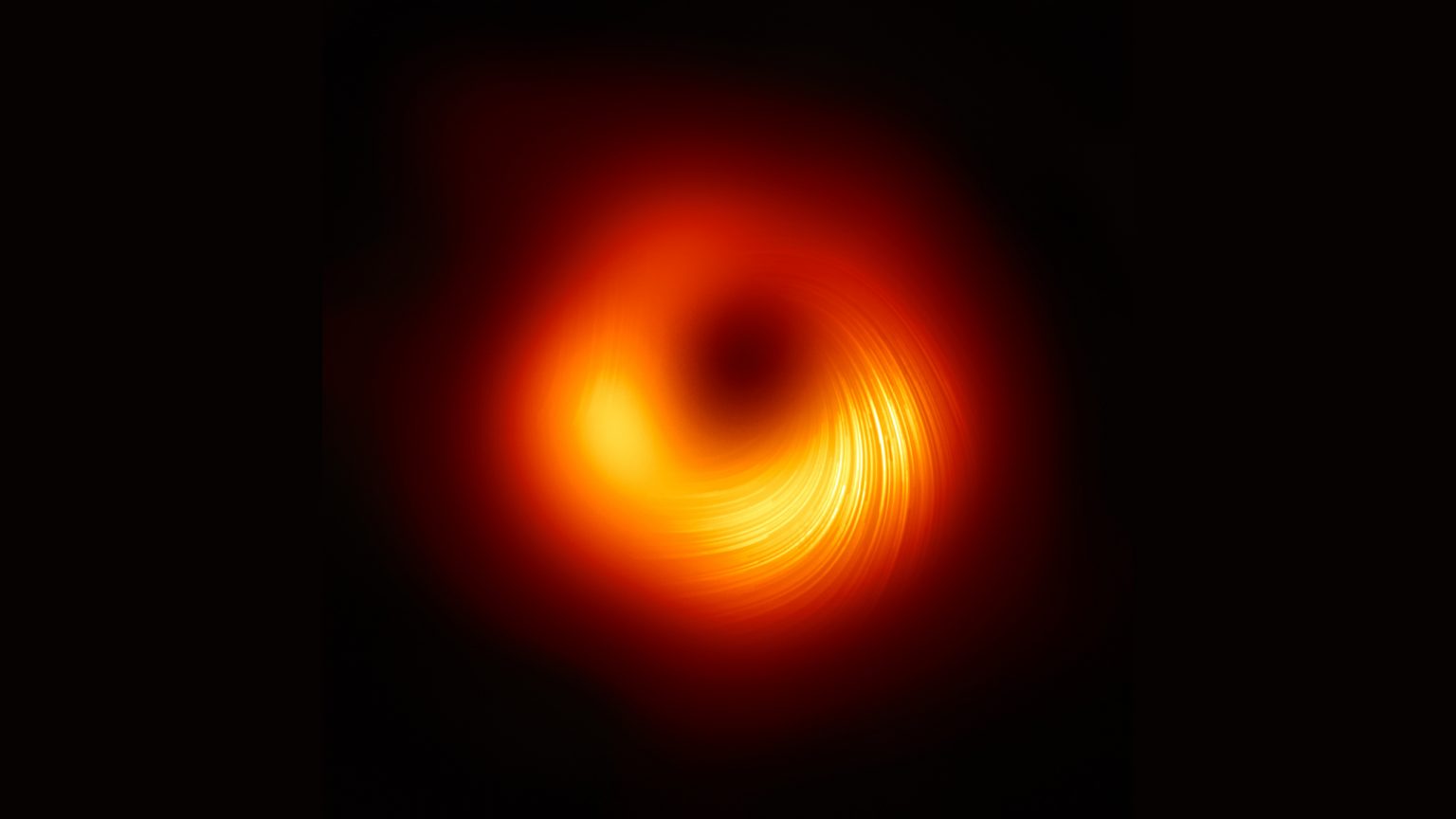 Астрофизики впервые запечатлели магнитное поле вокруг черной дыры