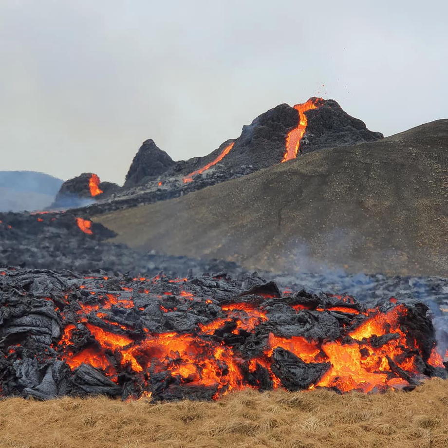 В Исландии на вулкане жарят сосиски