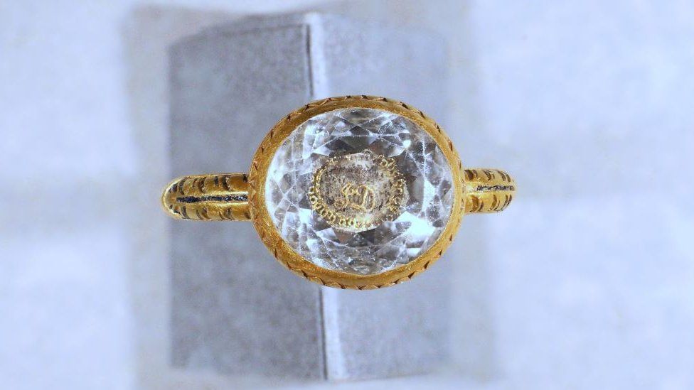 На острове Мэн нашли золотое кольцо эпохи Стюартов