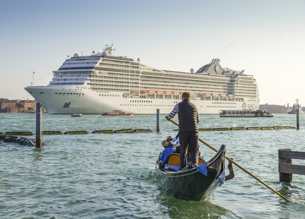 Италия запретила вход крупных круизных лайнеров в Венецию