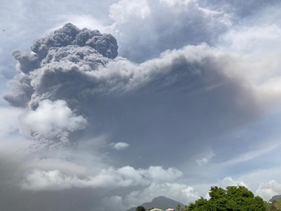В Карибском море «взорвался» вулкан: идет эвакуация