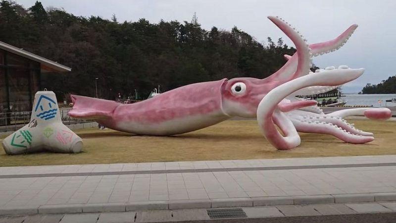 Город в Японии поставил огромную статую кальмара в ответ на пандемию