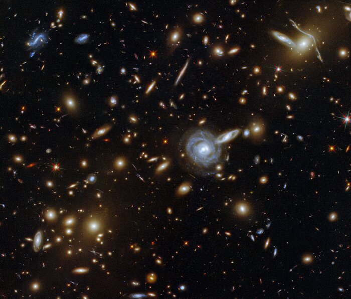 Телескоп Hubble запечатлел удивительный «зверинец» галактик