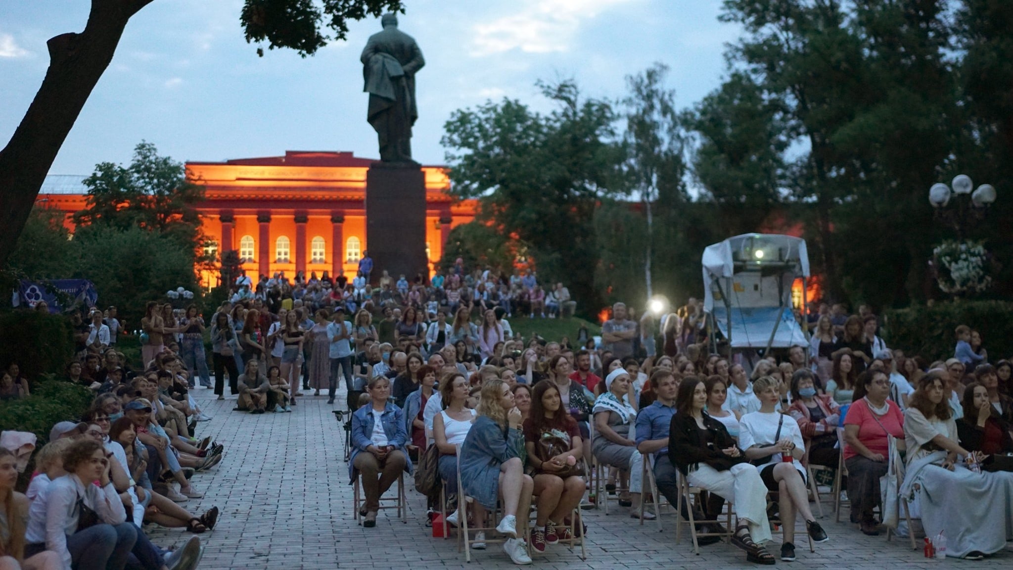 В Киеве открывается бесплатный кинотеатр под открытым небом.Вокруг Света. Украина