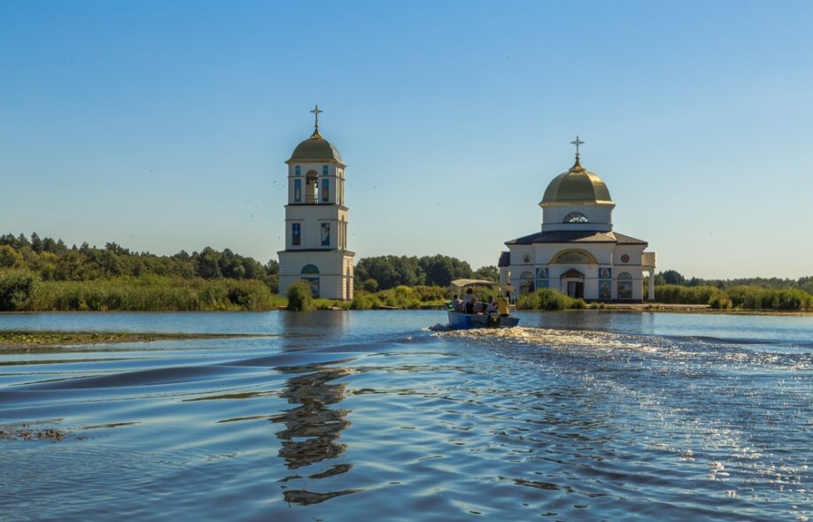 Затопленная церковь на волге