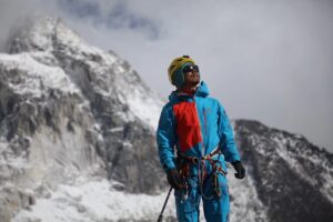 Незрячий китайский альпинист покорил Эверест