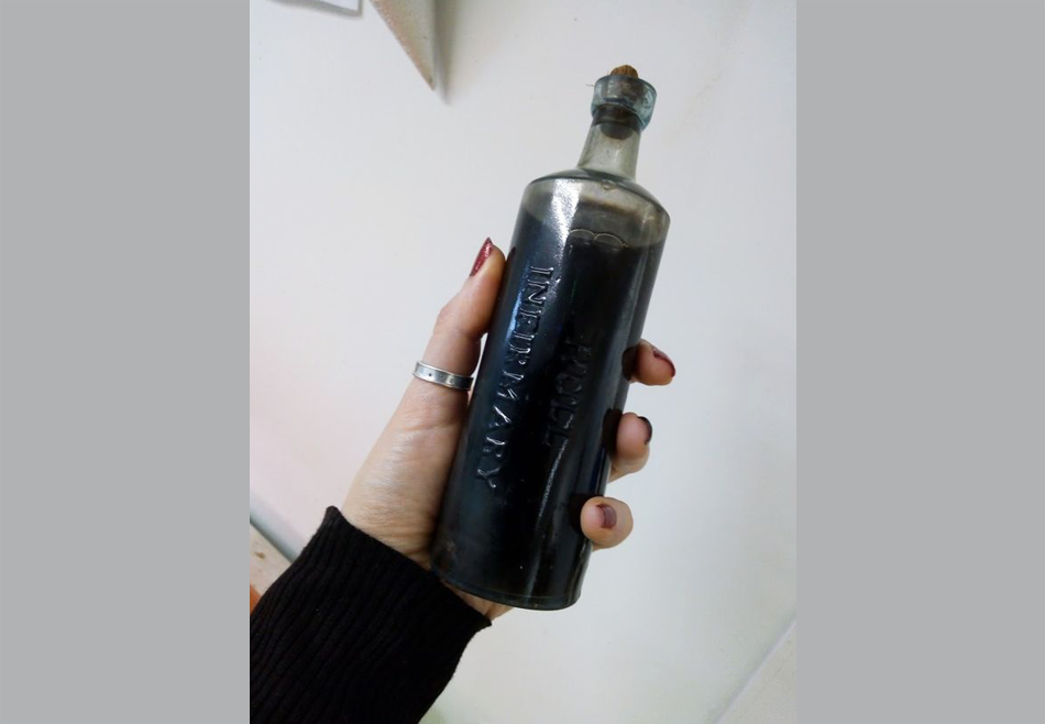 В Англии между ног скелета найдена бутылка с неизвестной жидкостью.Вокруг Света. Украина