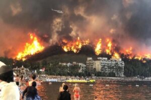 Пожар в Анталии: что делать украинским туристам