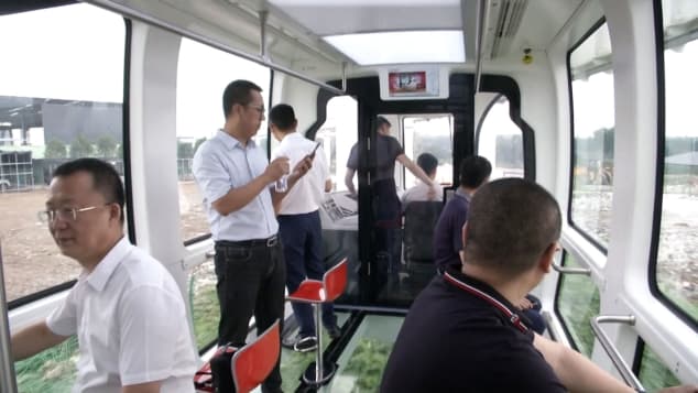 В Китае запустили подвесной поезд со стеклянным дном