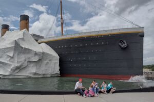 В музее Титаника на посетителей упал айсберг