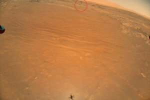 Вертолет NASA запечатлел марсоход Perseverance на фоне Красной планеты