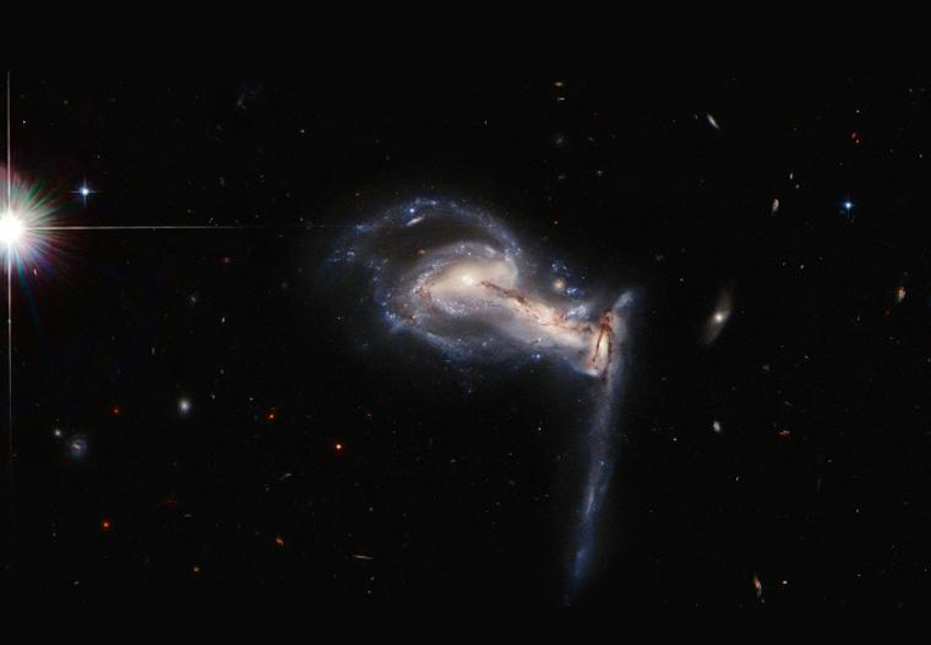 Hubble сделал эффектный снимок троицы ссорящихся галактик.Вокруг Света. Украина