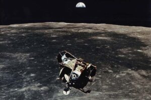 Потерянный модуль легендарной миссии Apollo 11 может до сих пор вращаться вокруг Луны