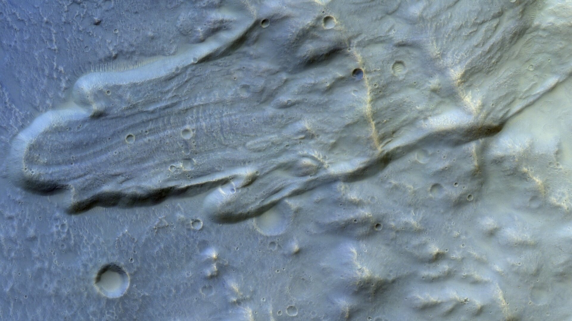 ESA показало редкий снимок марсианского оползня