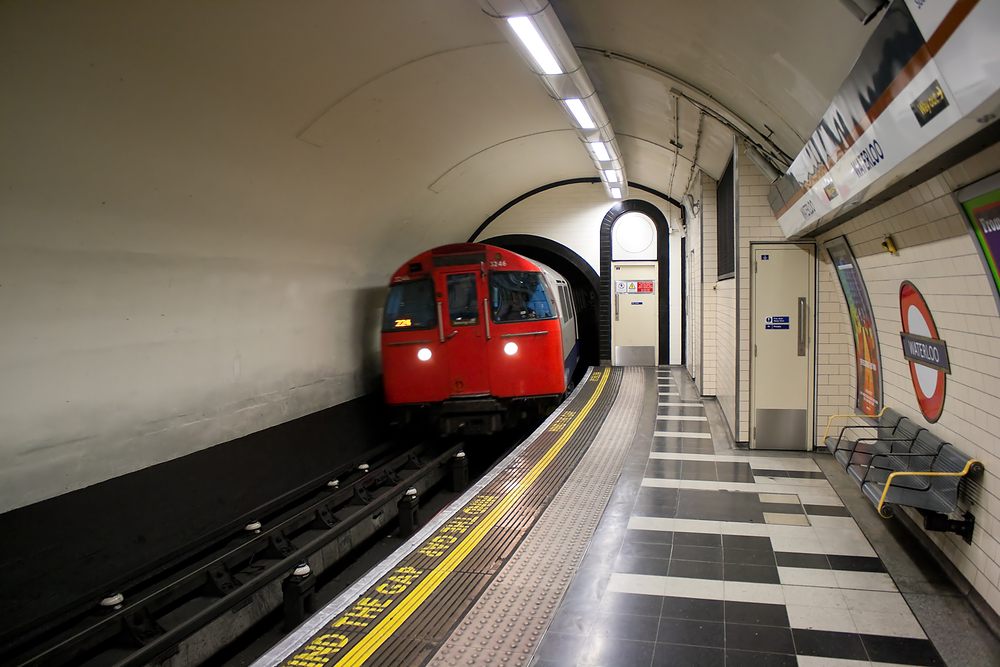 Звуки метро москвы. Лондонский Метропоезд 1995 stock. Метро Лондона туннели. Поезда метро Лондона. Тоннели лондонского метро.