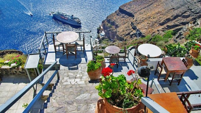 Греция ввела более жесткие ограничения для невакцинированных туристов