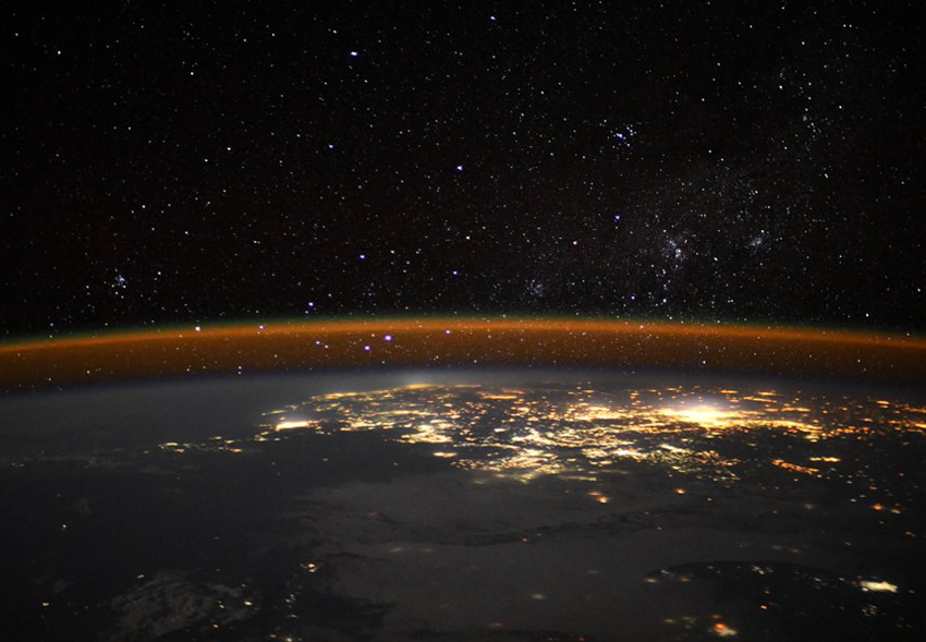 Астронавт сделал с борта МКС впечатляющий снимок ночной Земли