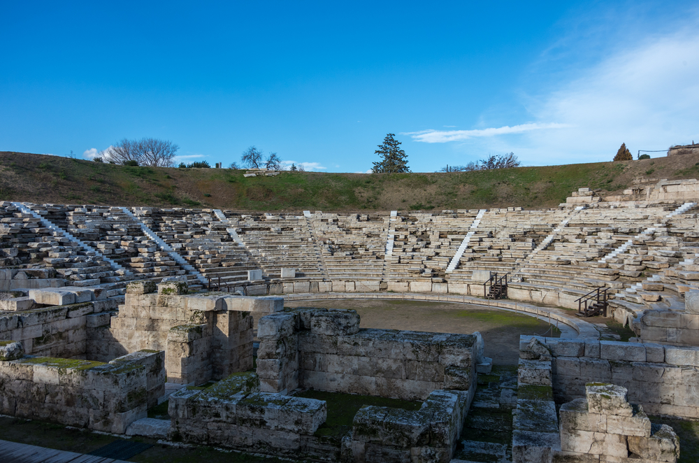 Город в Греции просит дизайнеров вдохнуть новую жизнь в античный театр