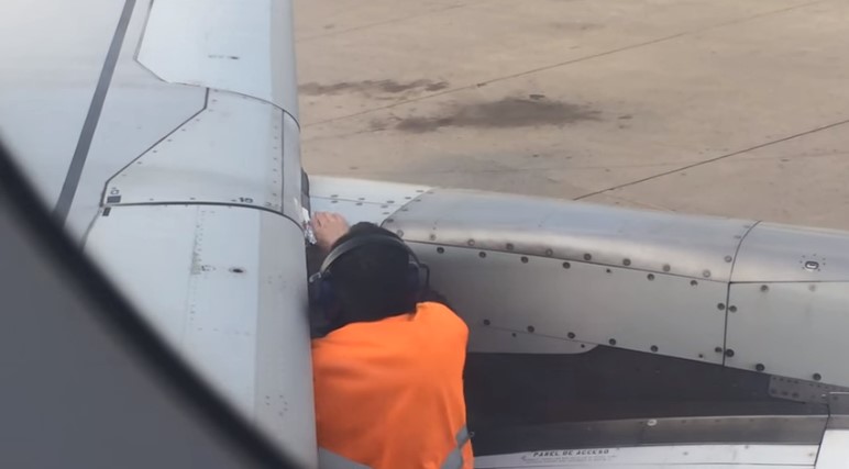 Почему самолеты ремонтируют скотчем.Вокруг Света. Украина