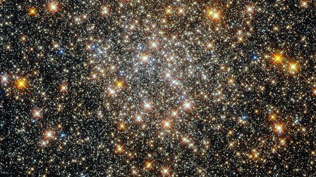 Hubble запечатлел эффектное шаровое скопление в созвездии Змееносца