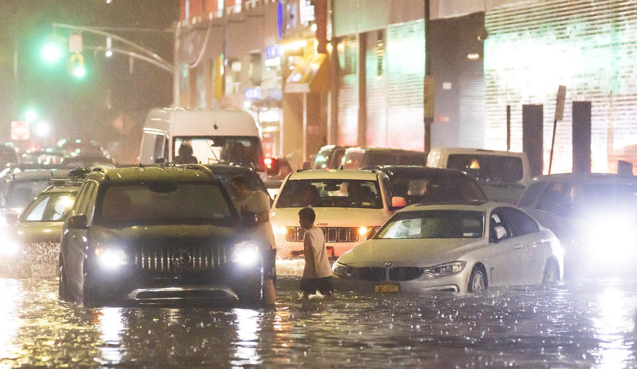 В Нью-Йорке из-за сильного наводнения ввели режим ЧП