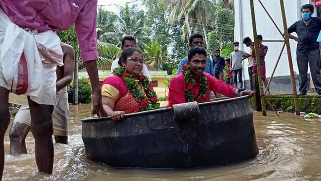 Наводнение в Индии: молодожены плыли на свадьбу в кухонном чане