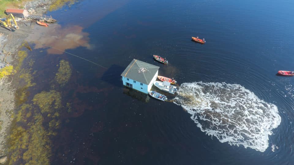 Канадцы перевезли на лодках вековой дом на другой берег залива.Вокруг Света. Украина