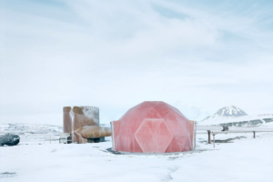 Австриец показал сюрреалистическую красоту самых северных построек Земли