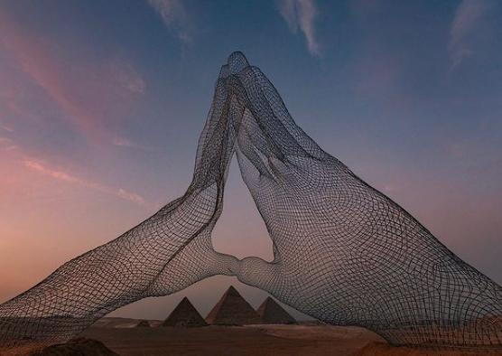 В Египте впервые открыли выставку современного искусства возле пирамид Гизы