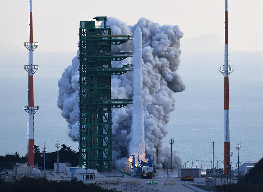 Южная Корея запустила свою первую космическую ракету