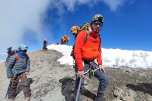 Альпинисты спасли собаку с самой высокой горы Мексики
