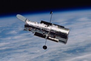 Hubble заметил яркое рождение звезды в туманности «Бегущий Человек»