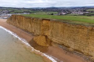 В Великобритании обрушился обрывистый берег над пляже, который часто показывали в кино