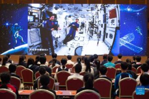Китайские астронавты провели с орбиты урок физики