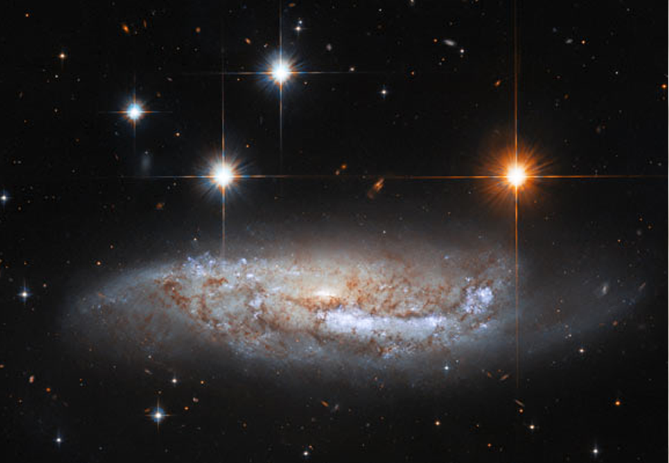 Словно блеск рождественских огней: Hubble сделал эффектное фото галактики в созвездии Центавра