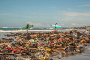 После шторма побережье Бали засыпало тоннами мусора