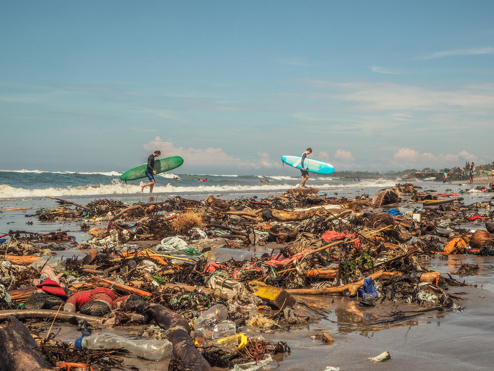 После шторма побережье Бали засыпало тоннами мусора.Вокруг Света. Украина