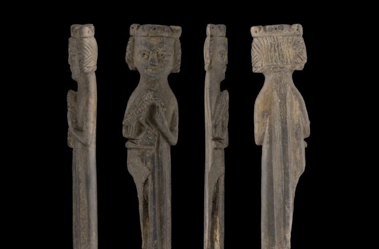 В Осло откопали редкую средневековую фигурку коронованной особы с соколом