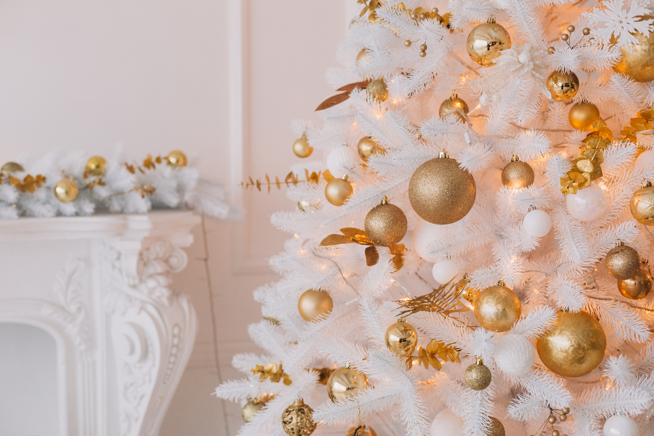 Как украсить елку к Новому году и Рождеству 2022: тренды, стили, идеи