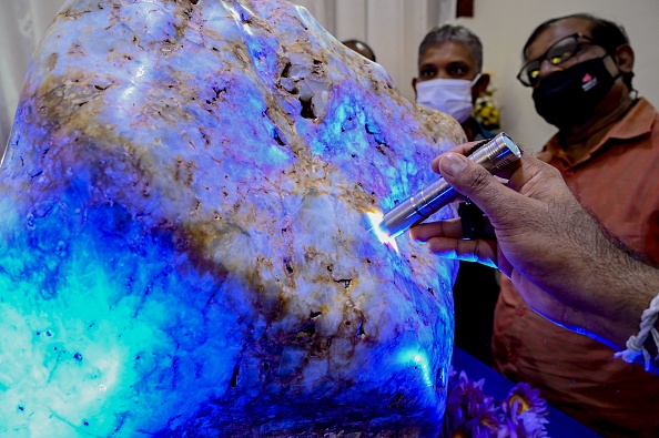 В Шри-Ланке выставили на обозрение самый большой в мире синий сапфир