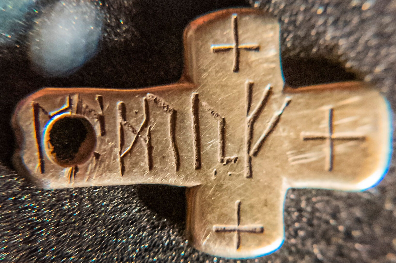 В Англии нашли золотой крест с рунами и загадочным именем.Вокруг Света. Украина