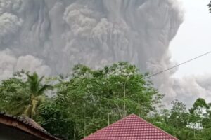В Индонезии вулкан выбросил столб пепла высотой 15 километров. Есть жертвы