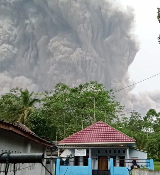 В Индонезии вулкан выбросил столб пепла высотой 15 километров. Есть жертвы.Вокруг Света. Украина